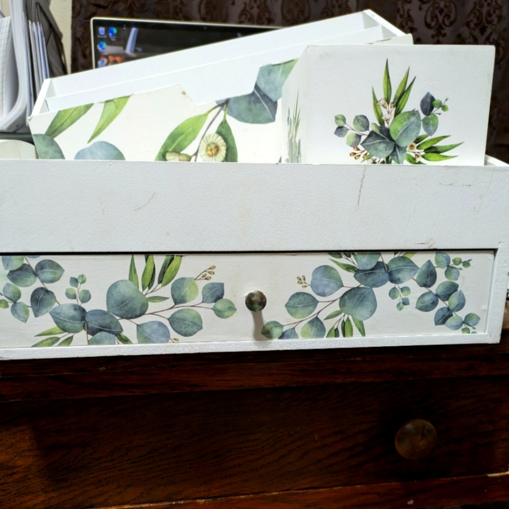 Desk organizer
